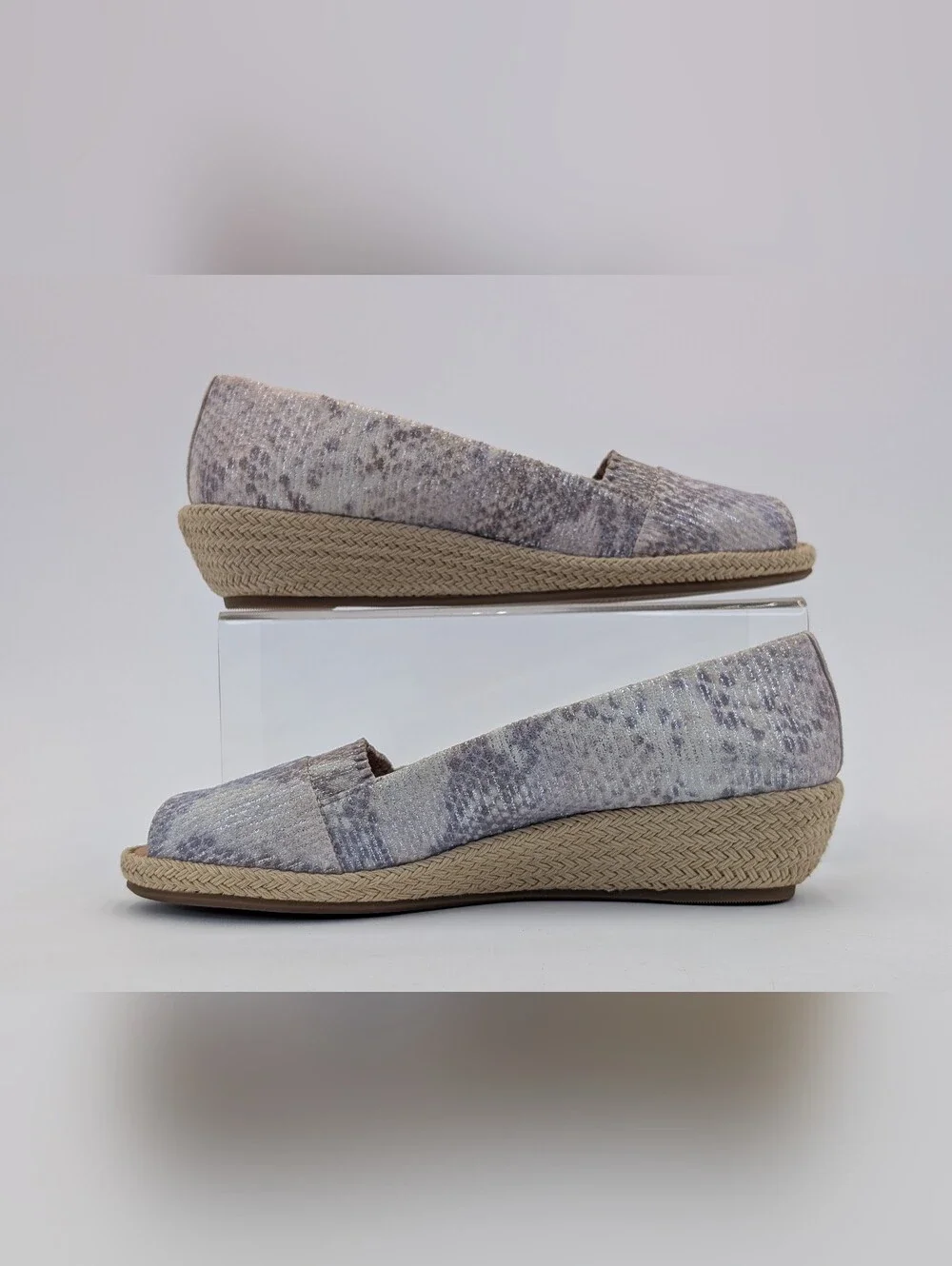 NWT Gentle Souls By Kenneth Cole Lissa Ruffle Sz 7.5 Metallic Silver/Purple